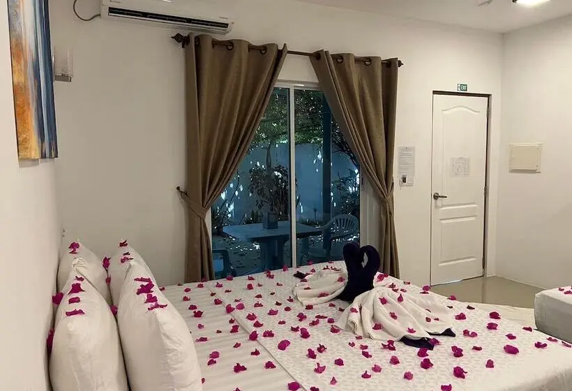هتل Lagoon Villa Thoddoo