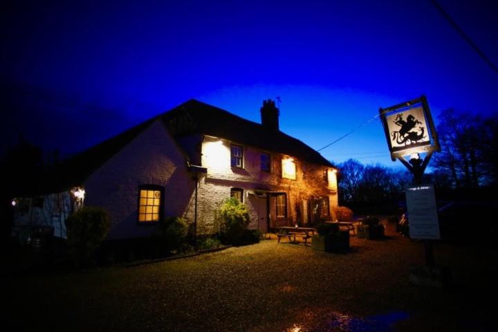 مبيت وإفطار George & Dragon Country Pub & Hotel Wolverton Townsend