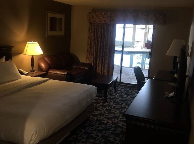 בית מלון כפרי Express Suites Riverport Inn & Suites