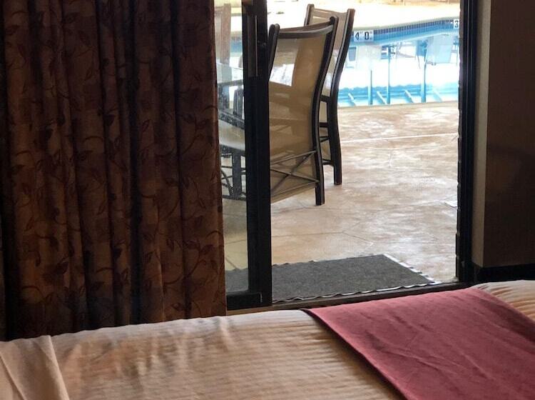 בית מלון כפרי Express Suites Riverport Inn & Suites