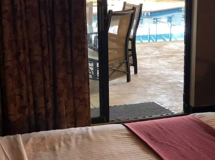 酒店 Express Suites Riverport Inn & Suites