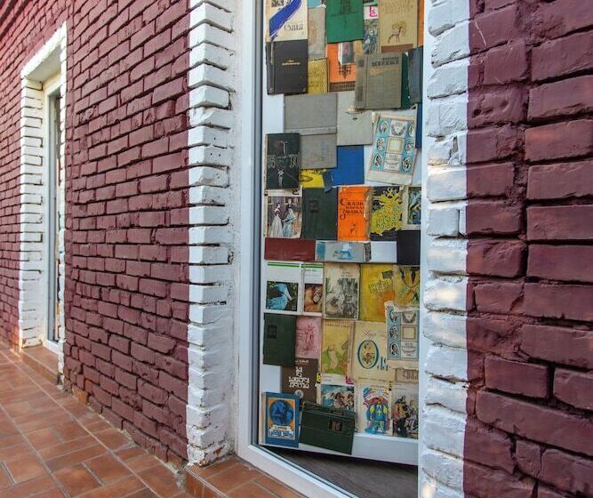 تختخواب و صبحانه Book