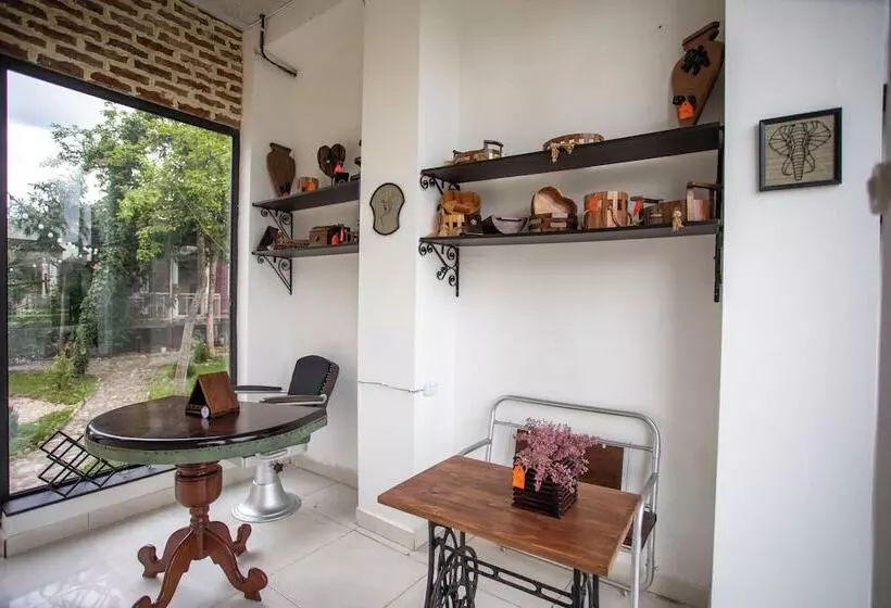 تختخواب و صبحانه Book