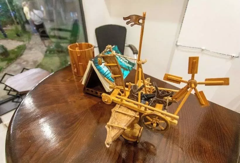 تختخواب و صبحانه Book