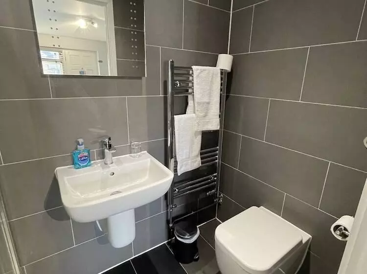 Majatalo Arlan House, Central Basingstoke