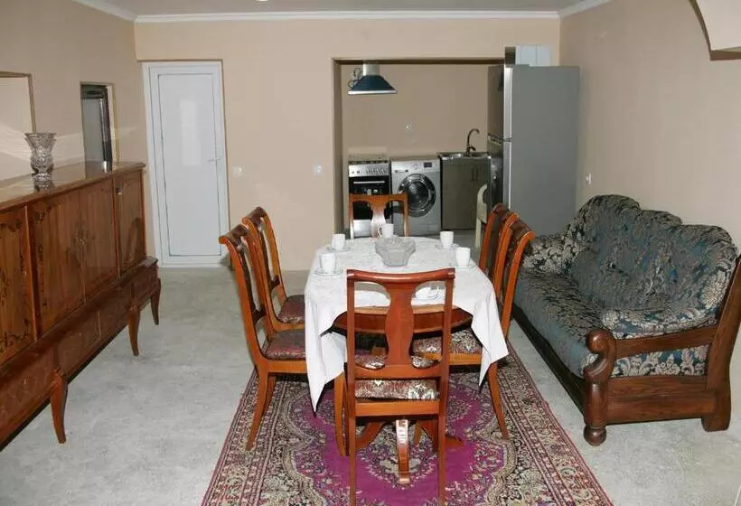 پانسیون Two Towers Guest House