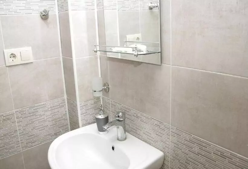 پانسیون Two Towers Guest House