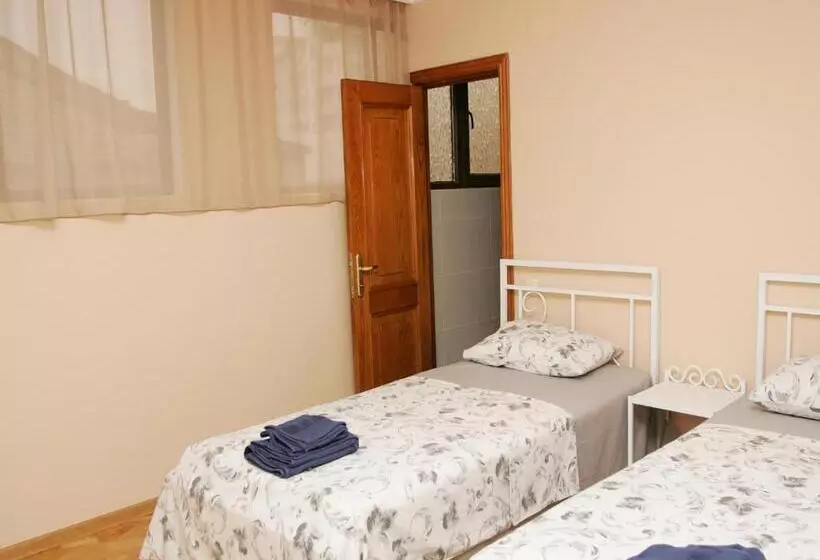 پانسیون Two Towers Guest House