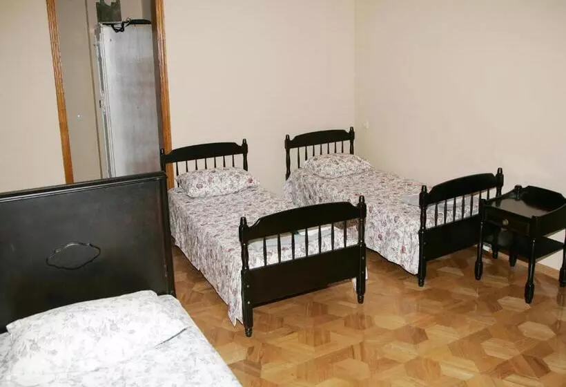 پانسیون Two Towers Guest House