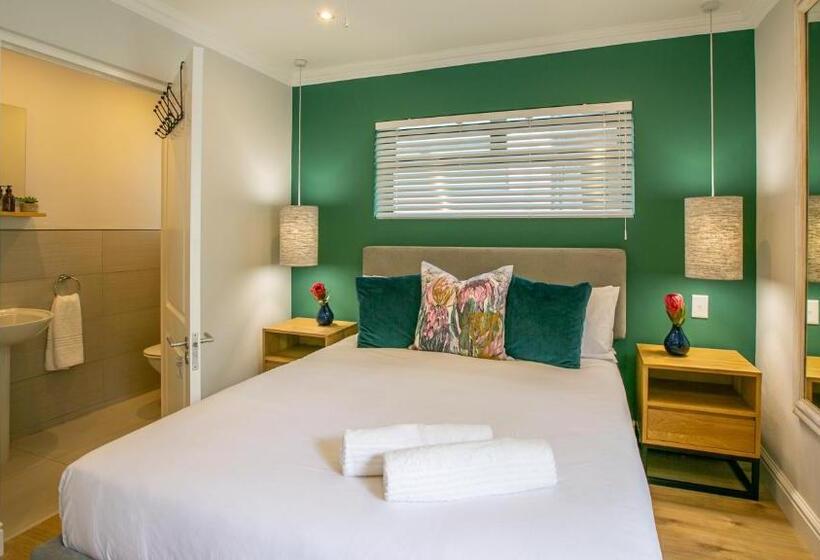 بنسيون Hout & About Guest House