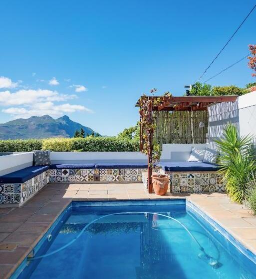 بنسيون Hout & About Guest House