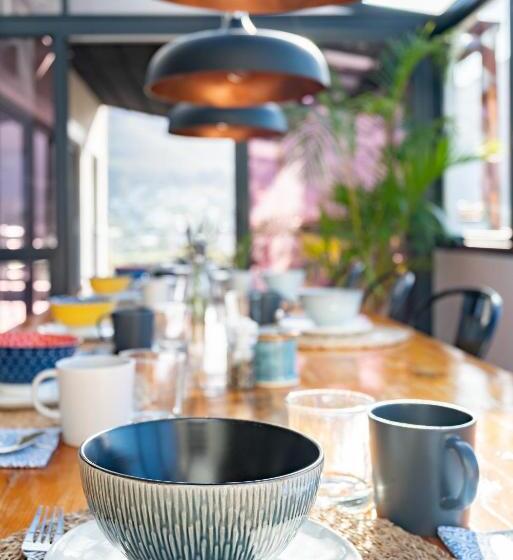 بنسيون Hout & About Guest House