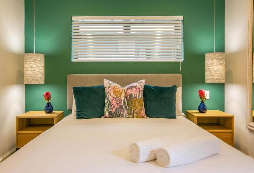 بنسيون Hout & About Guest House