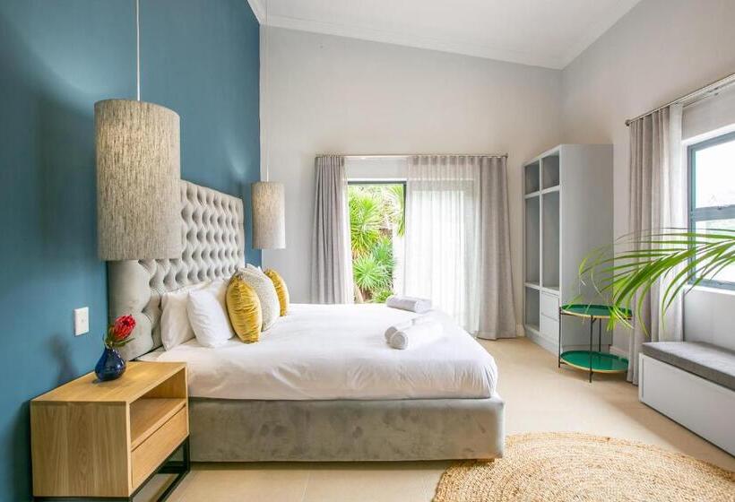 بنسيون Hout & About Guest House