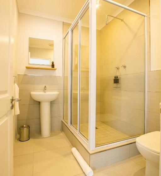 بنسيون Hout & About Guest House