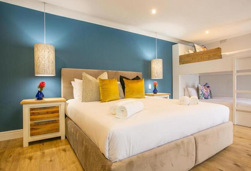 بنسيون Hout & About Guest House