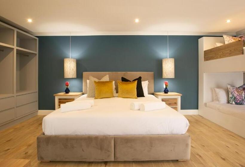 بنسيون Hout & About Guest House