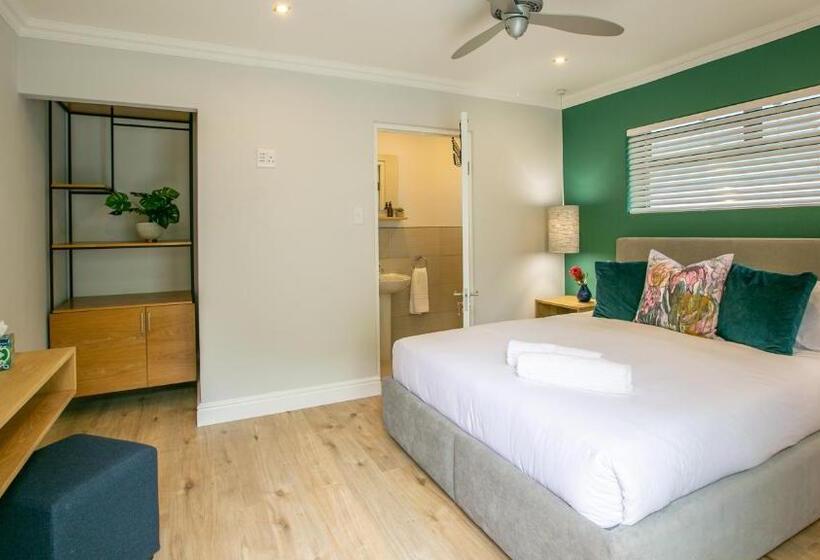 بنسيون Hout & About Guest House