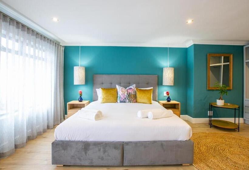 بنسيون Hout & About Guest House