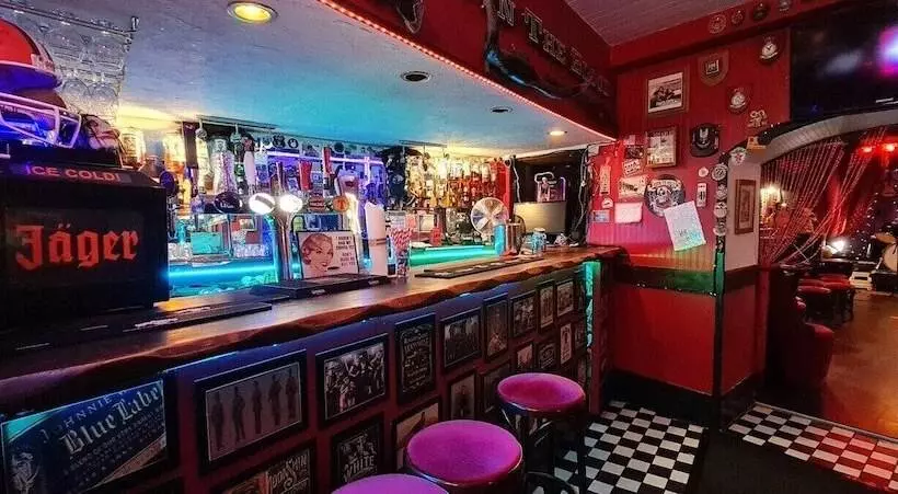 Cadillac Kustomz Hotel   Breakfast Included