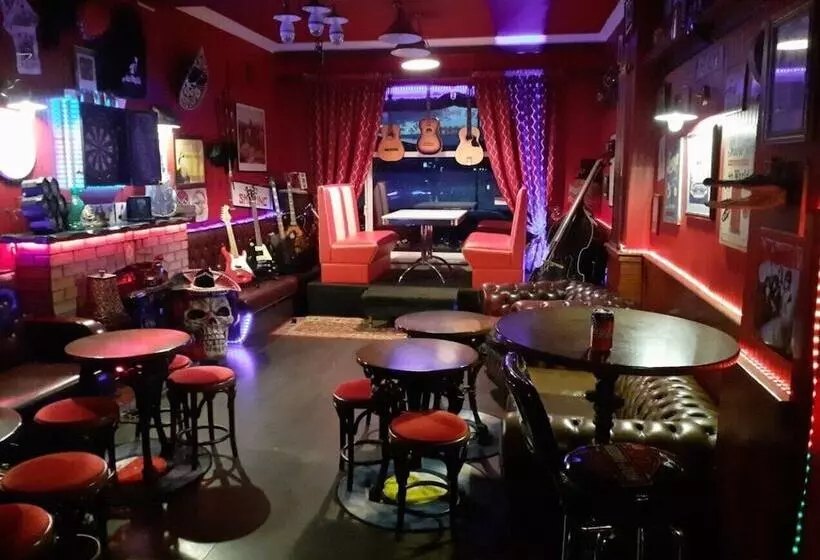 Cadillac Kustomz Hotel   Breakfast Included