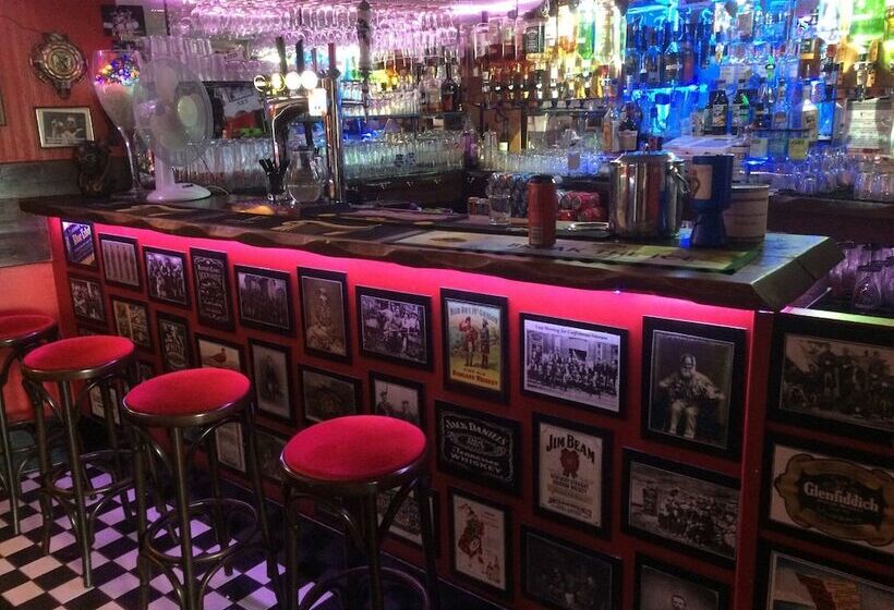 Cadillac Kustomz Hotel Breakfast Included