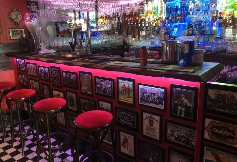 Cadillac Kustomz Hotel   Breakfast Included