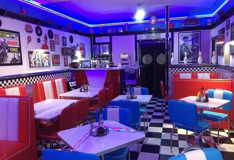 Cadillac Kustomz Hotel   Breakfast Included