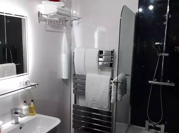 Cadillac Kustomz Hotel   Breakfast Included