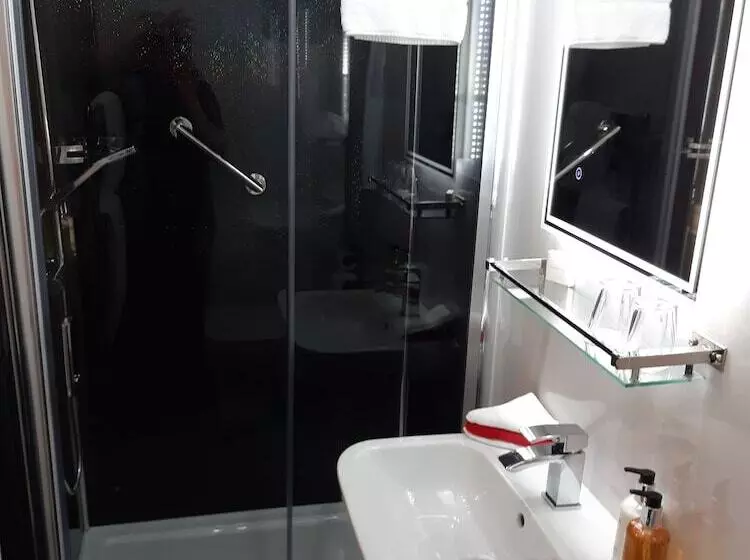 Cadillac Kustomz Hotel   Breakfast Included