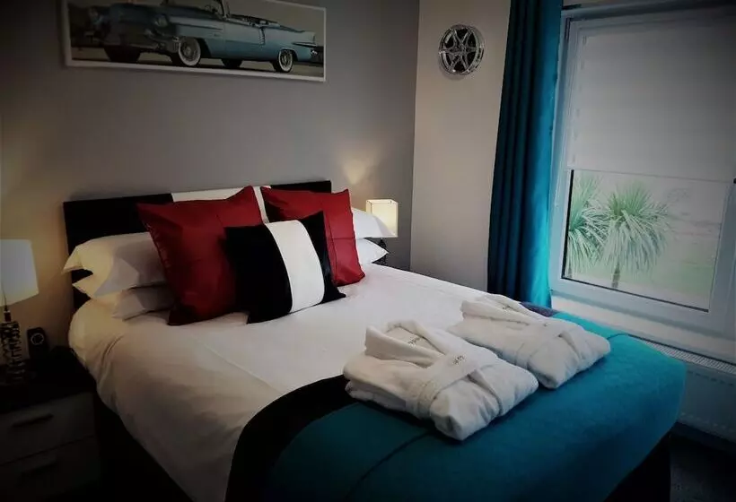 Cadillac Kustomz Hotel   Breakfast Included