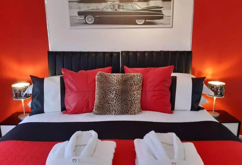 Cadillac Kustomz Hotel   Breakfast Included