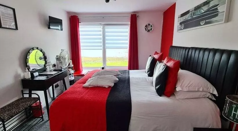 Cadillac Kustomz Hotel   Breakfast Included