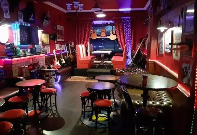 Cadillac Kustomz Hotel   Breakfast Included