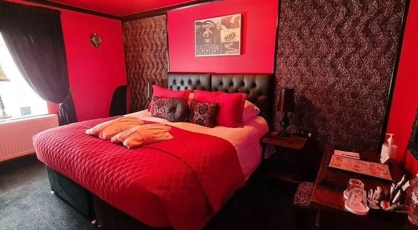 Cadillac Kustomz Hotel   Breakfast Included