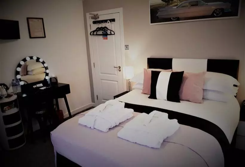 Cadillac Kustomz Hotel   Breakfast Included