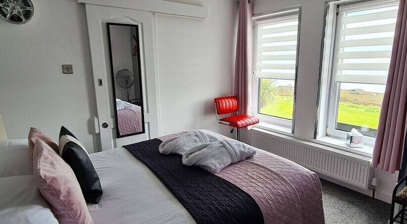 Cadillac Kustomz Hotel Breakfast Included