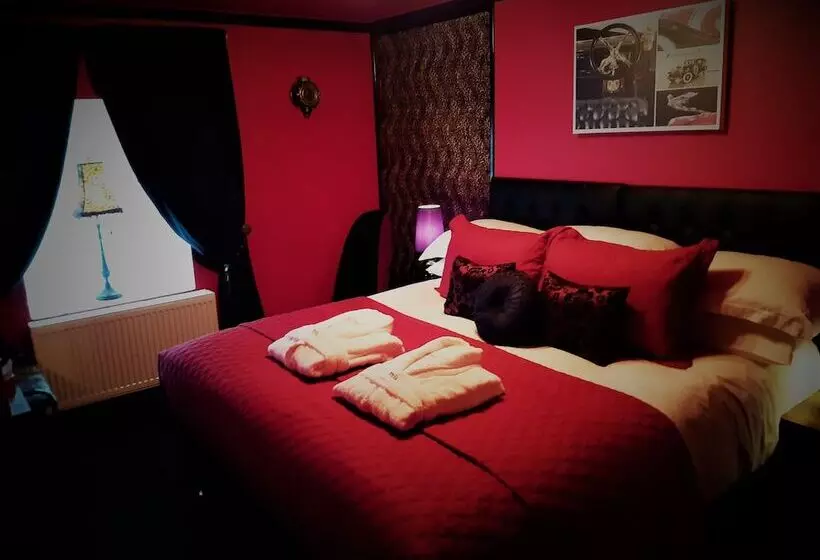 Cadillac Kustomz Hotel   Breakfast Included