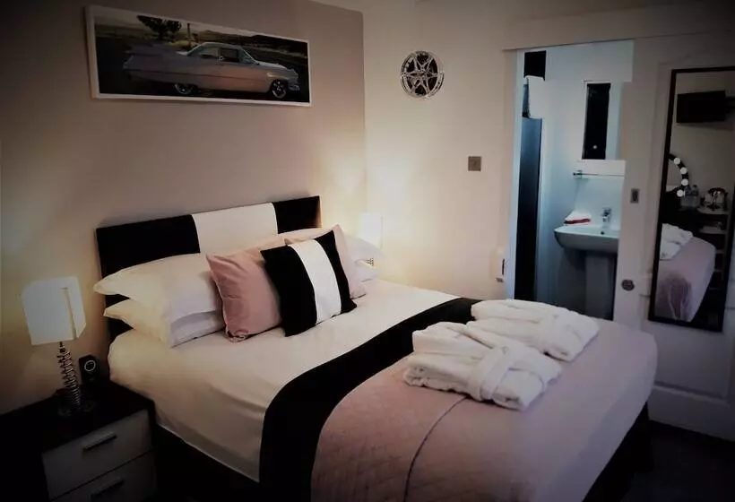 Cadillac Kustomz Hotel   Breakfast Included