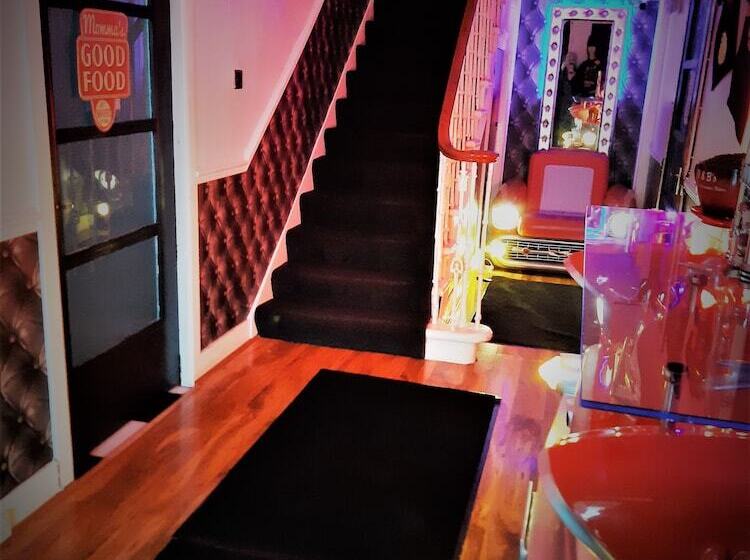 Cadillac Kustomz Hotel Breakfast Included