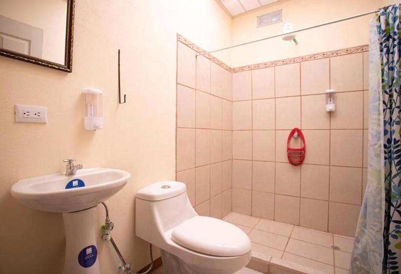 Flor De Katty Hostel Airport