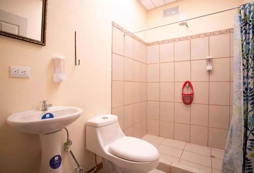 Flor De Katty Hostel Airport