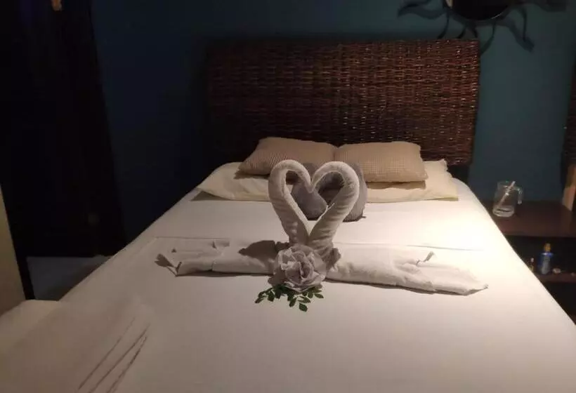 هتل Bea Rooms And Studios