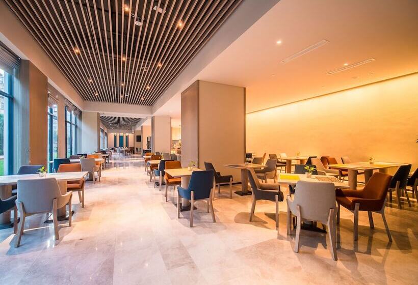 Отель Holiday Inn Express Kunming West, An Ihg