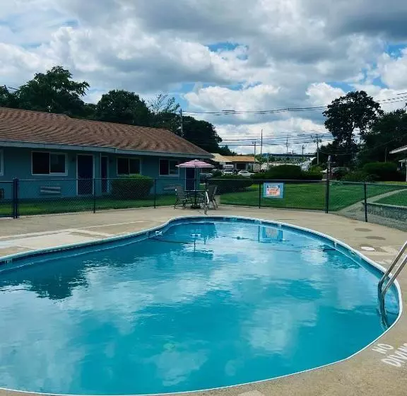 Captain's Lodge Motel