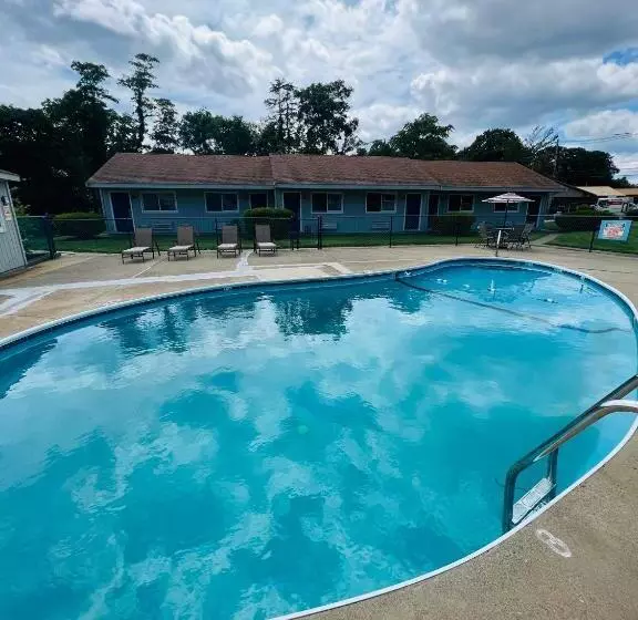 Captain's Lodge Motel