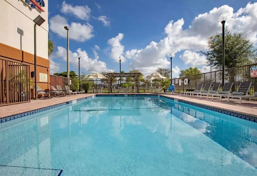 בית מלון כפרי Sonesta Simply Suites Miami Airport Doral