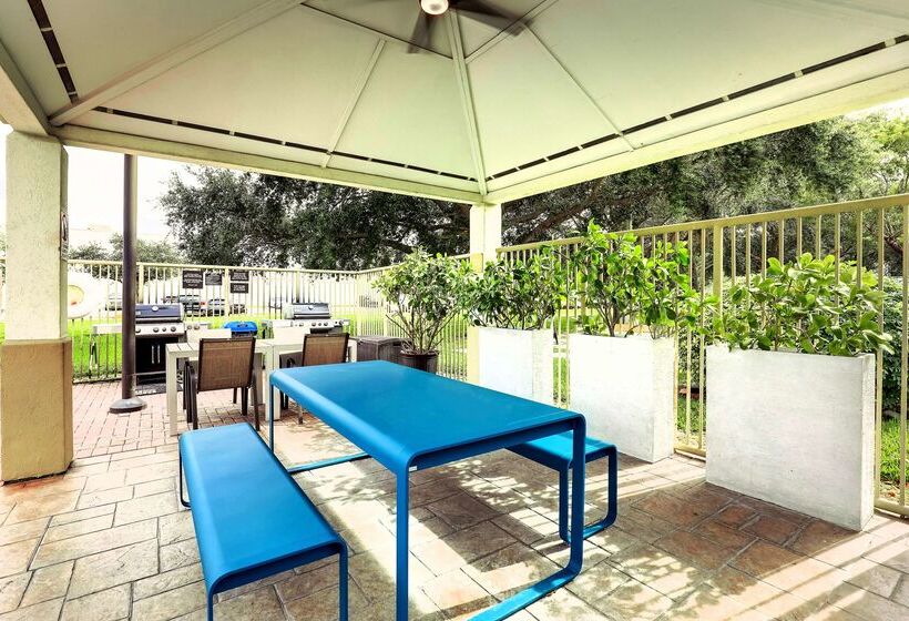 هتل Sonesta Simply Suites Miami Airport Doral