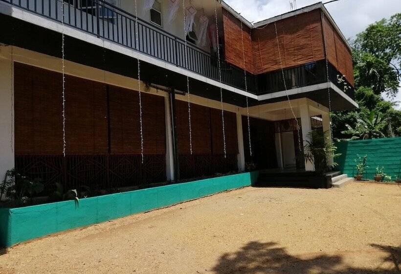 فندق صغير Macnara Traveller S Inn