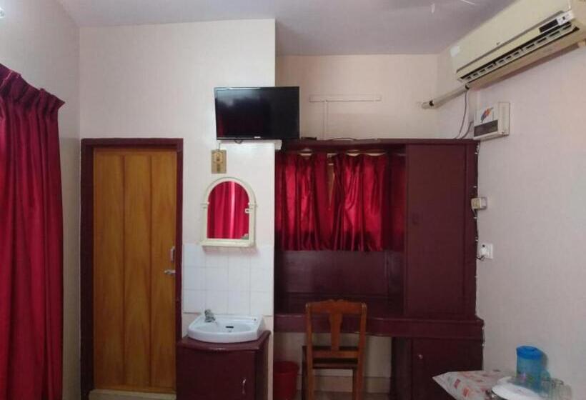 ホテル Anandan Tourist Home